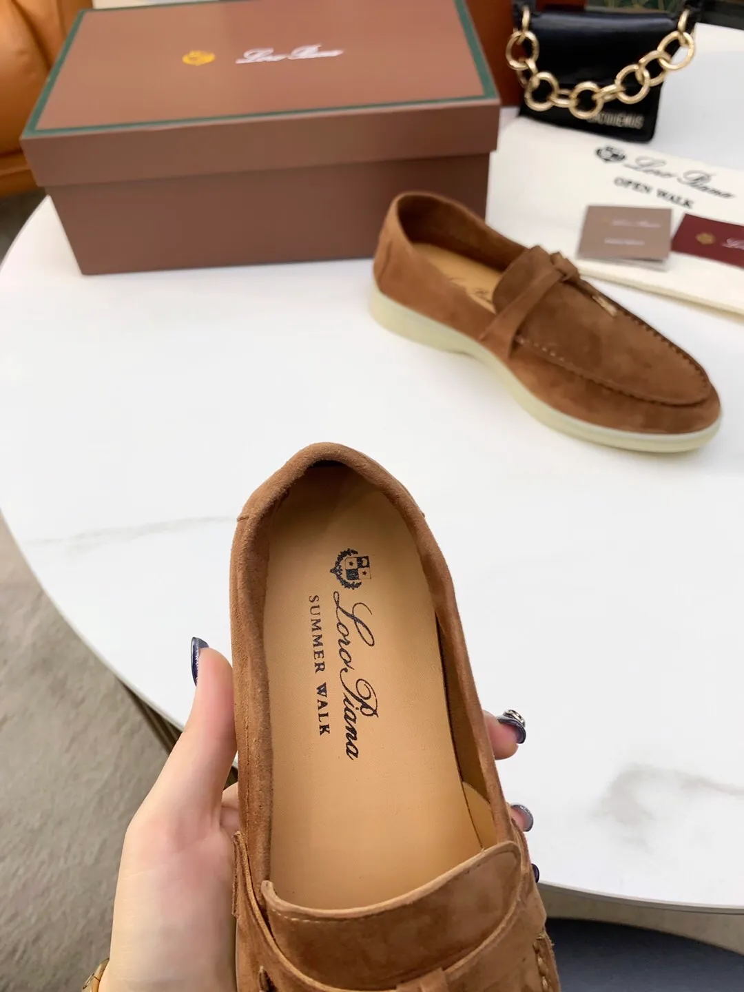 👟👟Ex-factory price 480 👟👟 Loro 👟👟Ex-factory price iana 💯Top genuine grade 💯Buy the original 1:1 copy💯 Founded the existing Loro 👟👟Ex-factory price iana company on April 24, 1924. It is now the sixth generation of family business, providing top quality products to customers who are discerning in taste and quality. Imported original fabrics. Imported Sheep Jing, made of plain calfskin lining. Hand-sewn thread. Original packaging. Size: 35-42 for women, 38-45 for men.